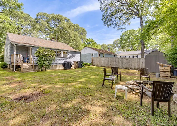 < 1 Mi To Sand! Updated Cottage W/ Yard In Niantic